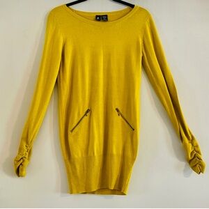 Jennifer Lopez Gold Crew Neck Sweater Size M